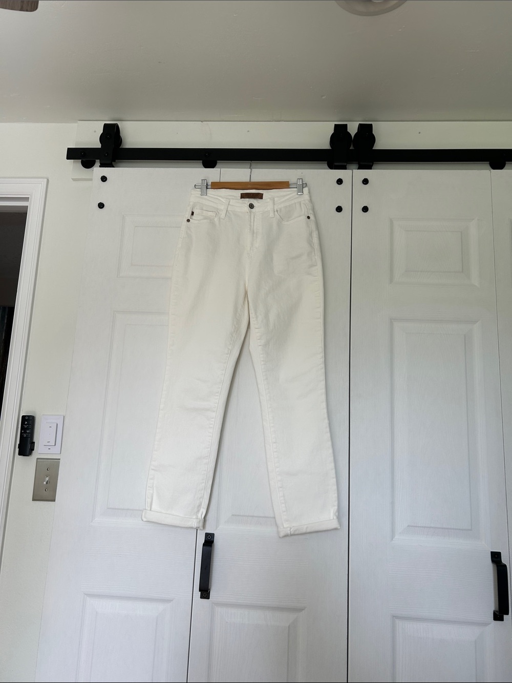 Judy Blue Off-White Straight Leg Jeans- no show!